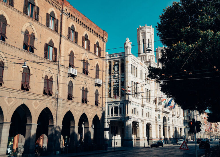 Palazzo Vivanet, sede dello Studio Legale Acquas Dore-Cotti, e Palazzo Civico, Municipio di Cagliari in Via Roma